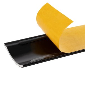 Schwarzes, selbstklebendes KARAT Anpassungsprofil mit Höhenausgleich bis 11mm.