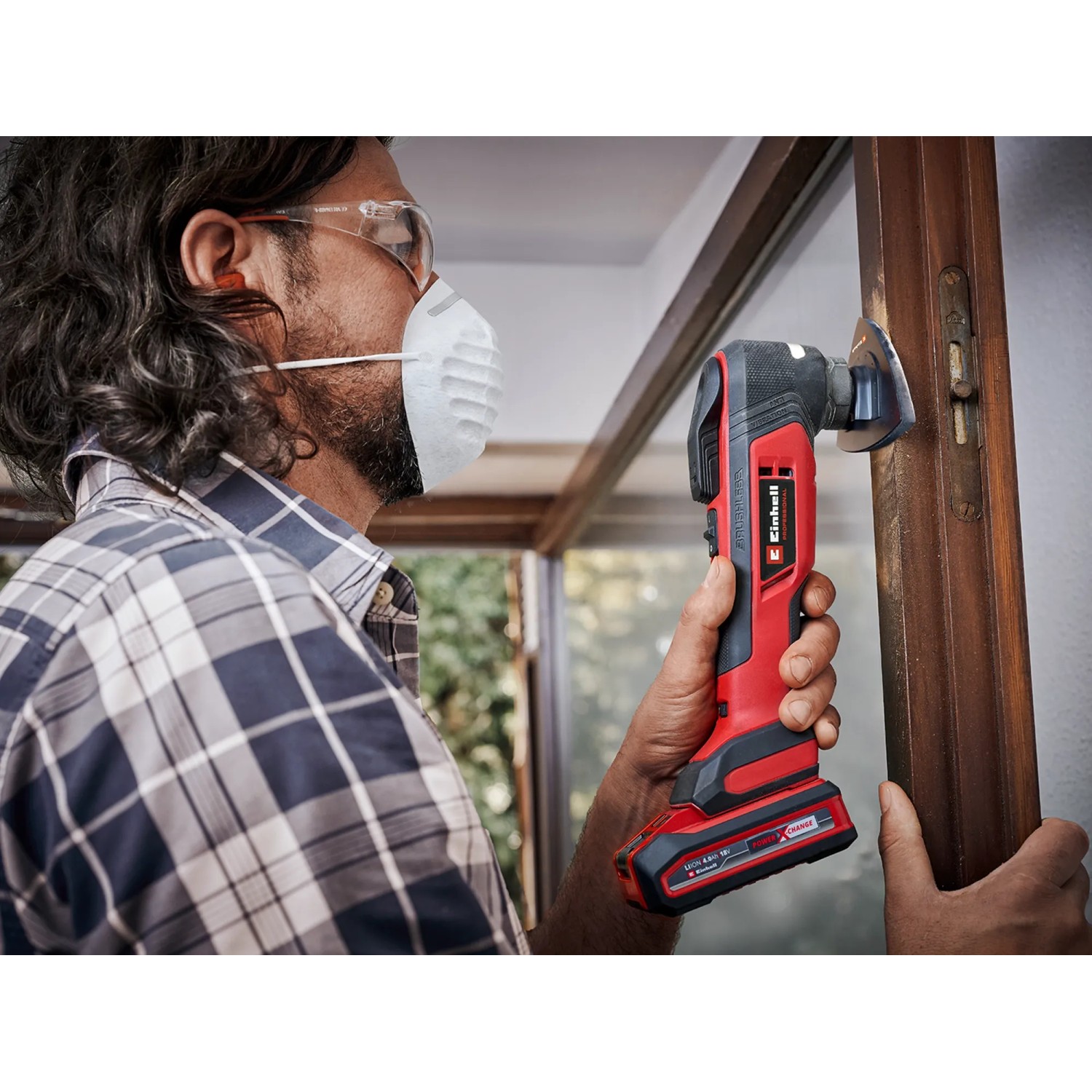 Einhell Multitool im Einsatz: Schleifen eines Holzfensters. 35-teiliges Werkzeug-Set mit Zubehör.