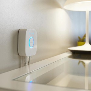 Philips Hue Bridge zur Steuerung von Lampen und Leuchten im Smart Home.