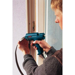 Bosch Professional GKP 200 CE Heißklebepistole im Einsatz beim Kleben einer Leiste.