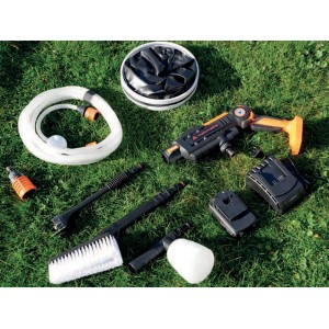 Yard Force Akku-Mitteldruckreiniger Set mit Zubehör auf Rasen: Reiniger, Akku, Ladegerät, Düsen, Bürste, Schlauch, Eimer.
