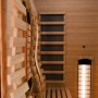 Innenansicht der Artsauna Infrarotkabine Kiruna130 Premium mit Hemlock-Holz und Dual Technologie.