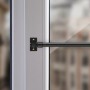 Schwarze Bestlivings Cafehausstange (75-125 cm) am Fensterrahmen, geeignet für leichte Gardinen.