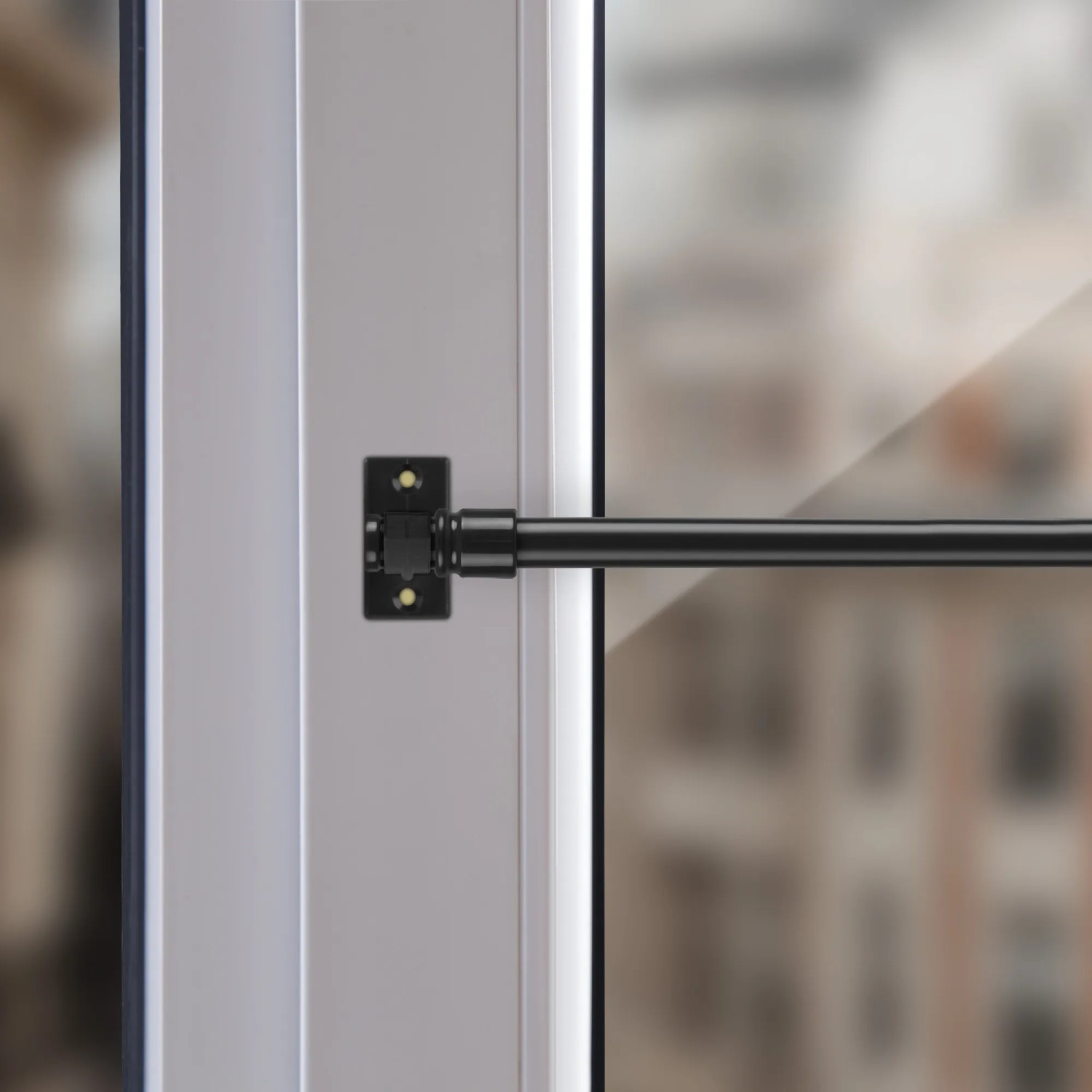 Schwarze Bestlivings Cafehausstange (75-125 cm) am Fensterrahmen, geeignet für leichte Gardinen.