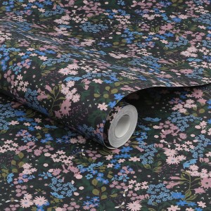 Joules Vliestapete Gilmorton Ditsy Garden Greens Blau mit floralem Muster auf dunklem Grund.