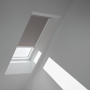 Velux Verdunkelungsrollo DML C02 Grau-Weiß am Dachfenster für optimale Verdunkelung.