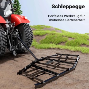 Schwarze Wiltec Schleppegge am Rasentraktor auf Erdweg. Ideal zum Einebnen von Böden, Wiesen und Äckern.
