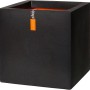 Schwarzer, viereckiger Capi Pflanztopf Smooth, 32x32x32 cm, für Innen- und Außenbereich.