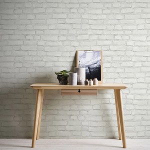 Weiße Vliestapete in Steinoptik mit Mauerstruktur als Dekoration im Raum.