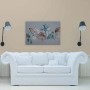 Modernes Leinwandbild Palmenblätter in Grau, Blau, Braun, 90x60 cm, über weißem Sofa im Wohnzimmer.