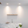 Weißer, runder SSC-LUXon LED Einbaustrahler (4W, Warmweiß) im Badezimmer.