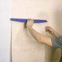 LUX Beschneidelineal 60 cm rostfrei im Einsatz zum Tapete schneiden.