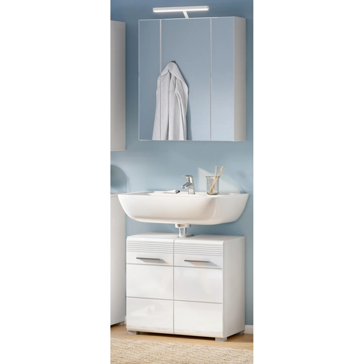 Weißer Hochglanz Waschbeckenunterschrank Leon, 60 cm, mit 2 Türen und Rillenoptik unter Waschbecken.