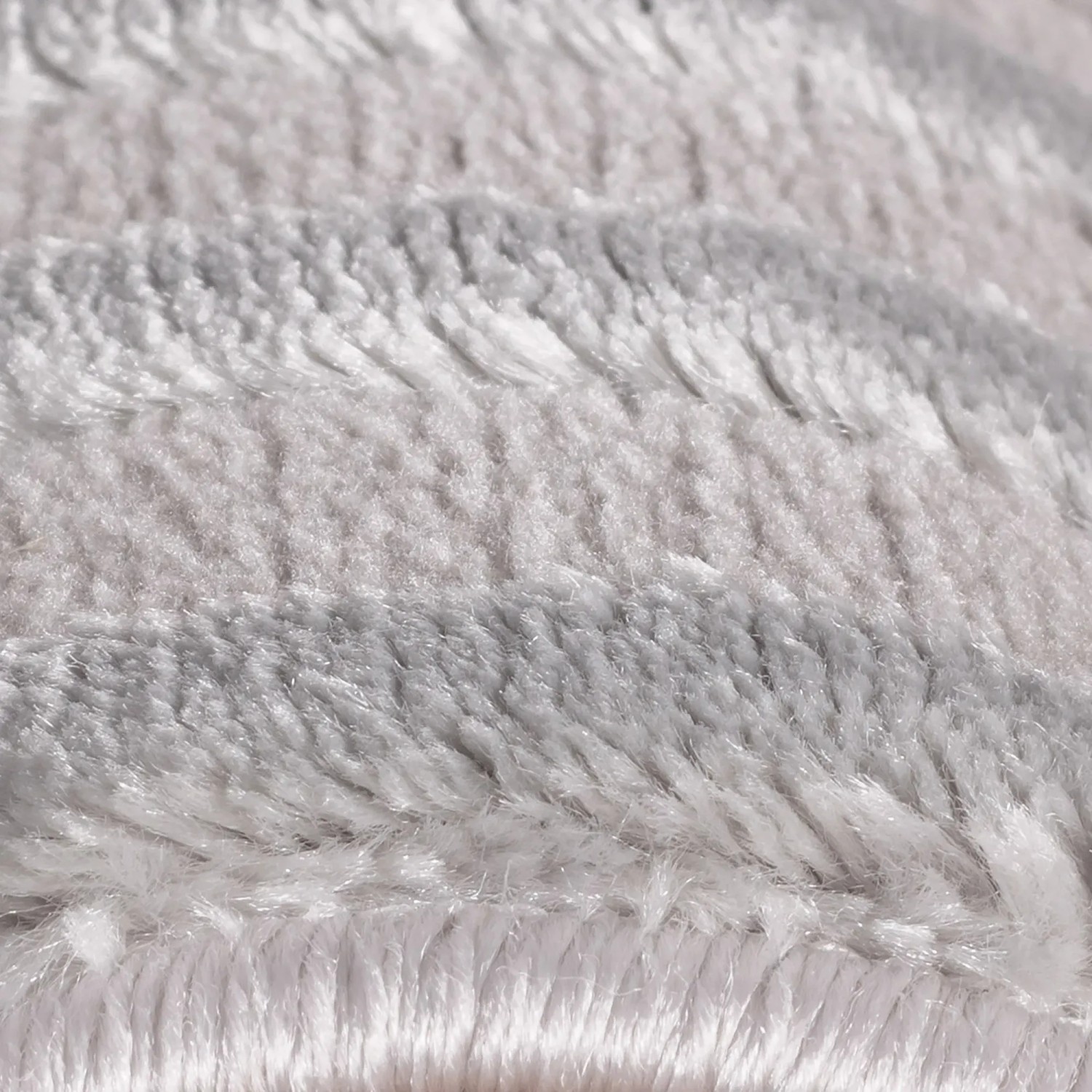 Detailaufnahme: Ayyildiz Kurzflorteppich Sahara 1114, silberfarben, weicher Flor.