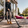 Frau saugt mit Kärcher WD 3 P V-17/4/20 Nass-Trockensauger Terrasse.