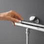 Glänzende Grohe QuickFix Thermostat-Brausebatterie mit Handbedienung und Wassertropfen.