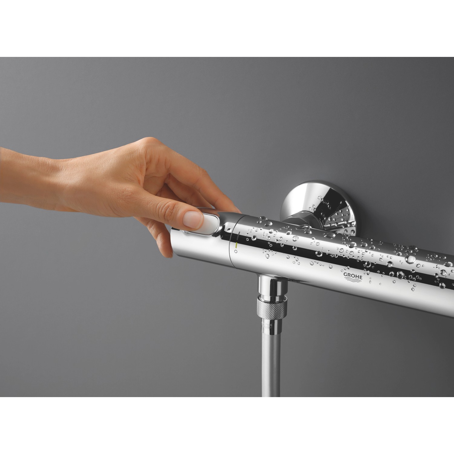 Glänzende Grohe QuickFix Thermostat-Brausebatterie mit Handbedienung und Wassertropfen.