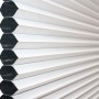 Detailaufnahme: Weißes Gardinia Wabenplissee Concept Thermo, energiesparend und abdunkelnd.