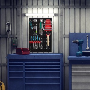 Schwarze Stahl-Lochwand mit roten Hakensortiment und Werkzeugen in Werkstatt. Modulares Ordnungssystem für Werkzeuge.
