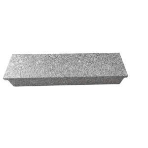 Geflammter, grauer Außentreppenbelag aus Granit, 105cm breit, für Steigungen bis 18,5cm.
