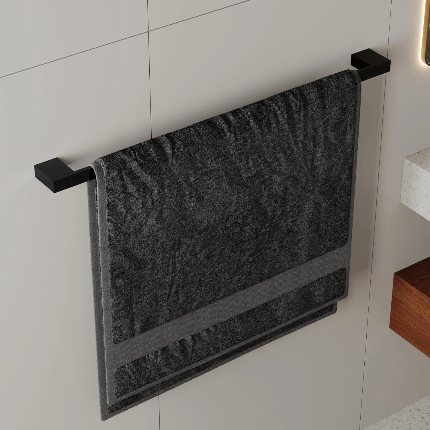 Schwarzer kalb Badetuchhalter Lenn, 80cm, aus Aluminium mit Handtuch an weißer Wand.