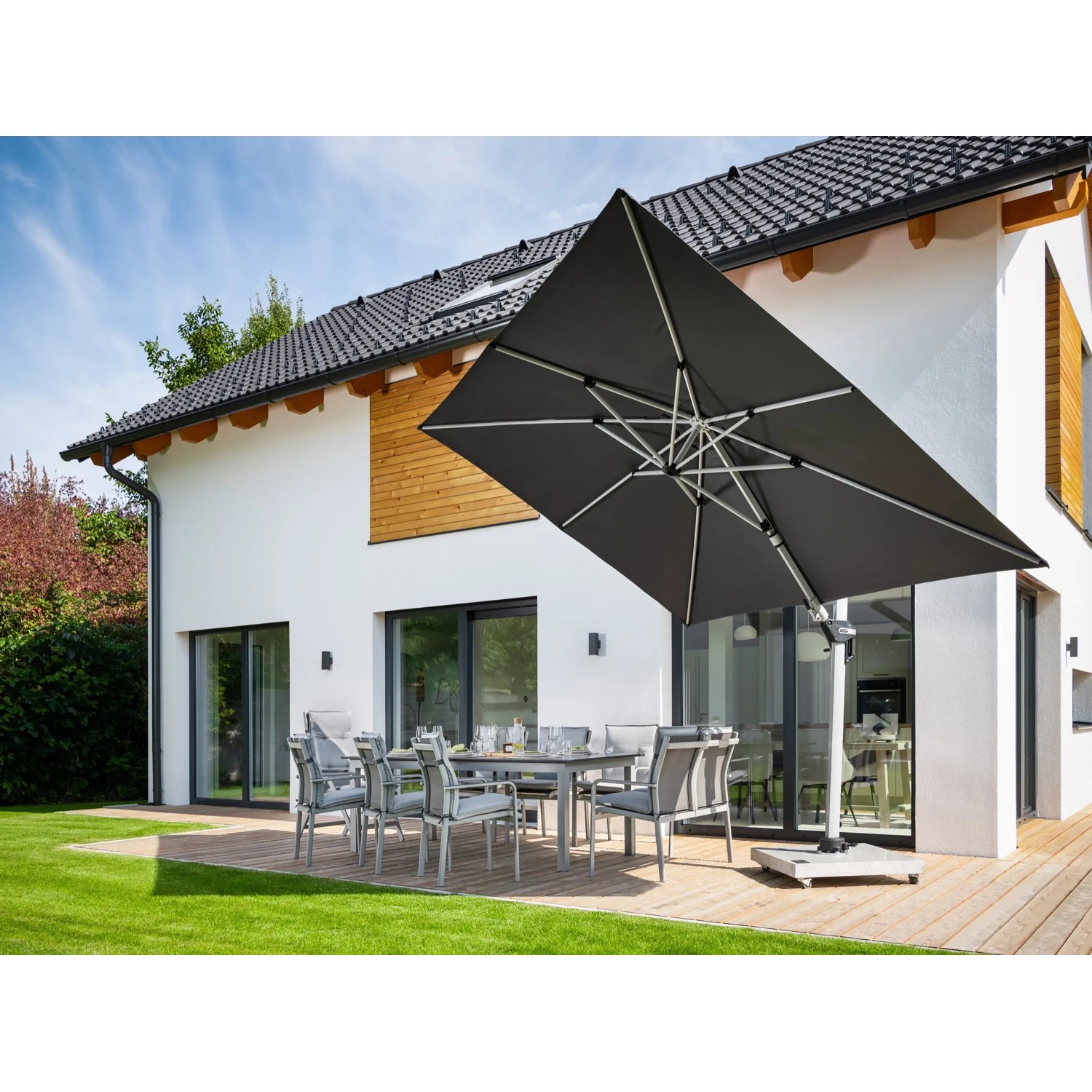 Rollbarer Doppler Granit Schirmständer (80x80x140cm) für Pendelschirme auf Terrasse.