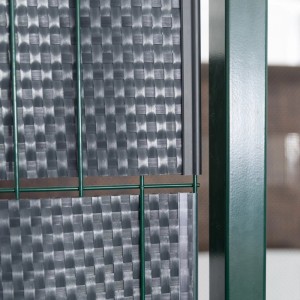 Nahaufnahme: Graue/anthrazitfarbene Primaflor Polyrattan Sichtschutzstreifen am Zaun.