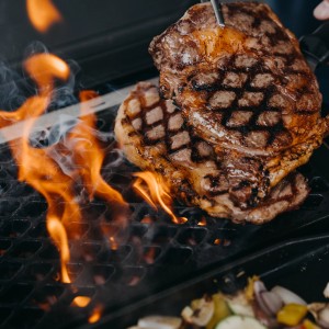 Gegrilltes Steak auf Severin Gusseisen Grillrost mit Branding.