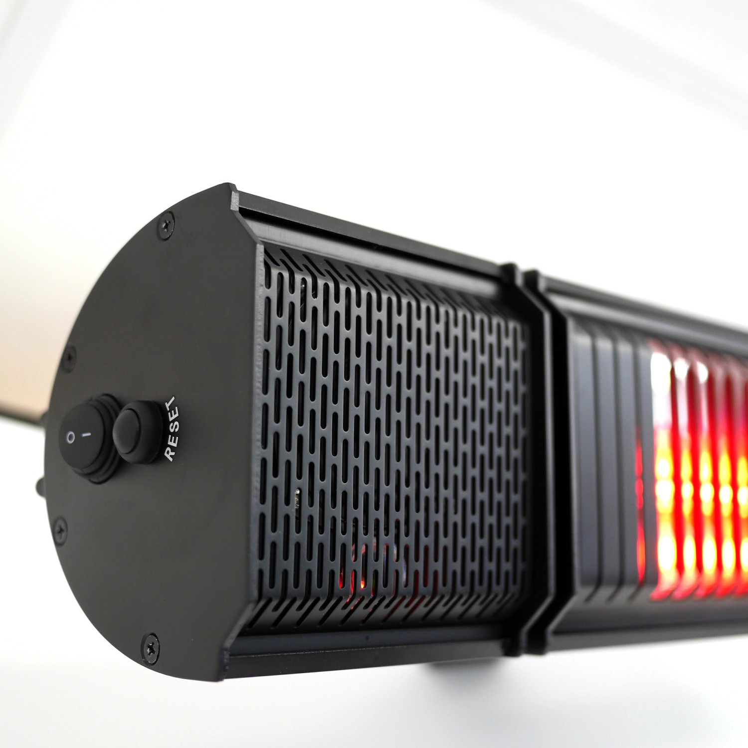 Schwarzer VASNER Appino BEATZZ Infrarot-Heizstrahler mit Musikfunktion und LED-Lichtern.