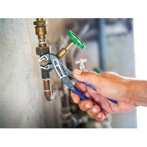 LUX Wasserpumpenzange Comfort 180 mm im Einsatz an einer Wasserleitung.