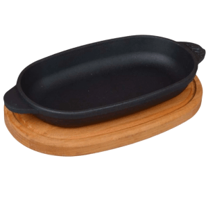 Ovale schwarze Gusseisen Servierpfanne mit Holzuntersetzer für Grill, Backofen und Herd.