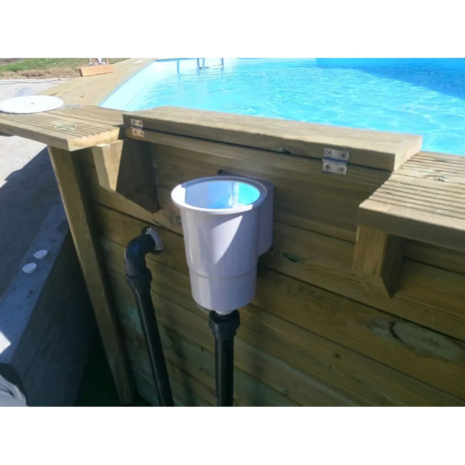 Detailansicht des Skimmers am Gre Echtholzpool Braga, eingebaut in die Holzverkleidung.