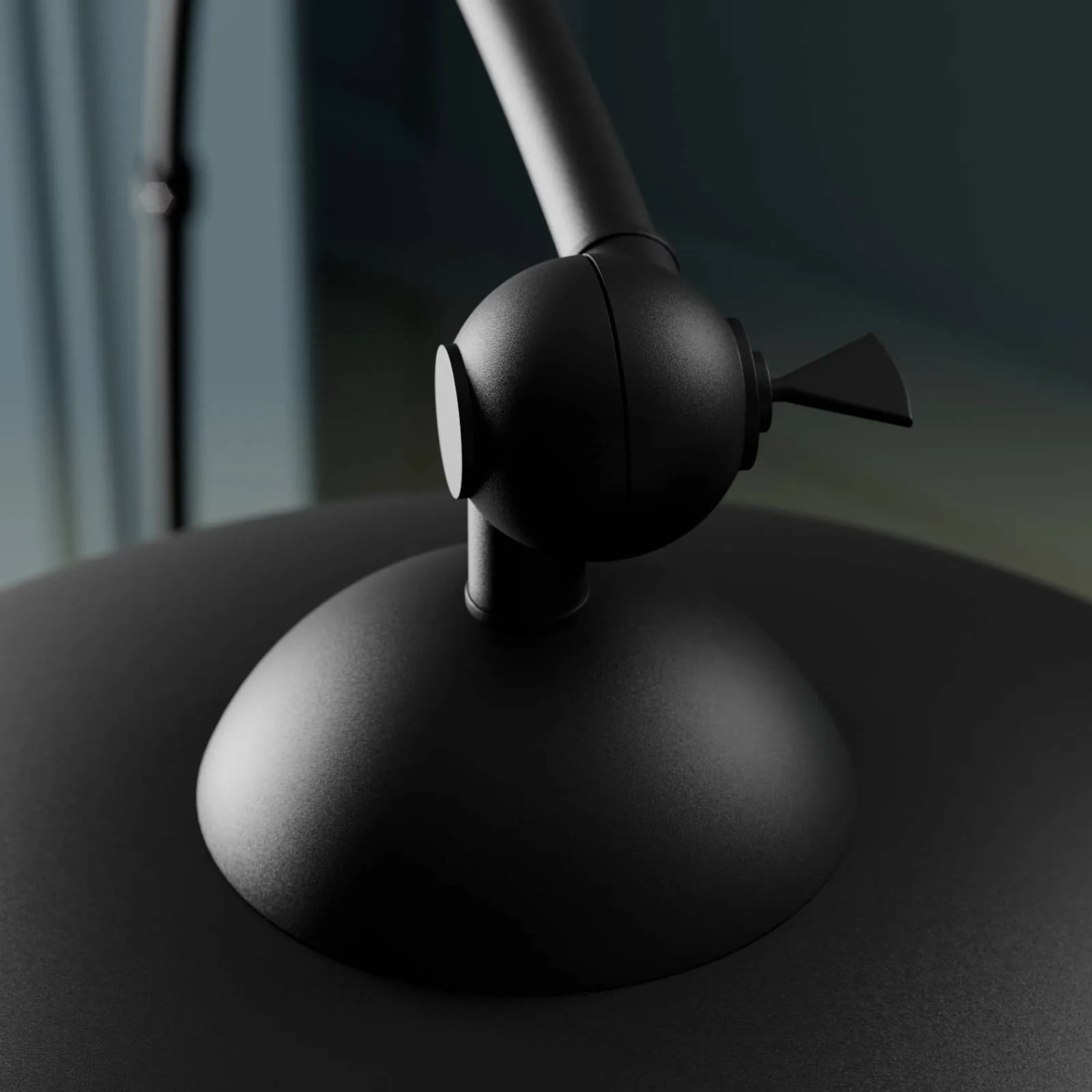 Detailaufnahme: Schwarze Lindby Bogenlampe Jonera, Metallelemente.