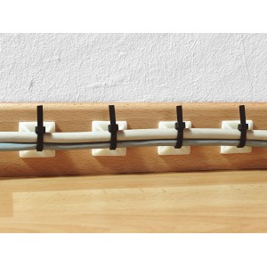 Anwendung von weißen Klebesockeln (27x27mm) mit Kabelbindern zur Kabelfixierung.
