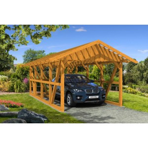 Skan Holz Carport Schwarzwald in Eiche mit Abstellraum und Auto im Garten.