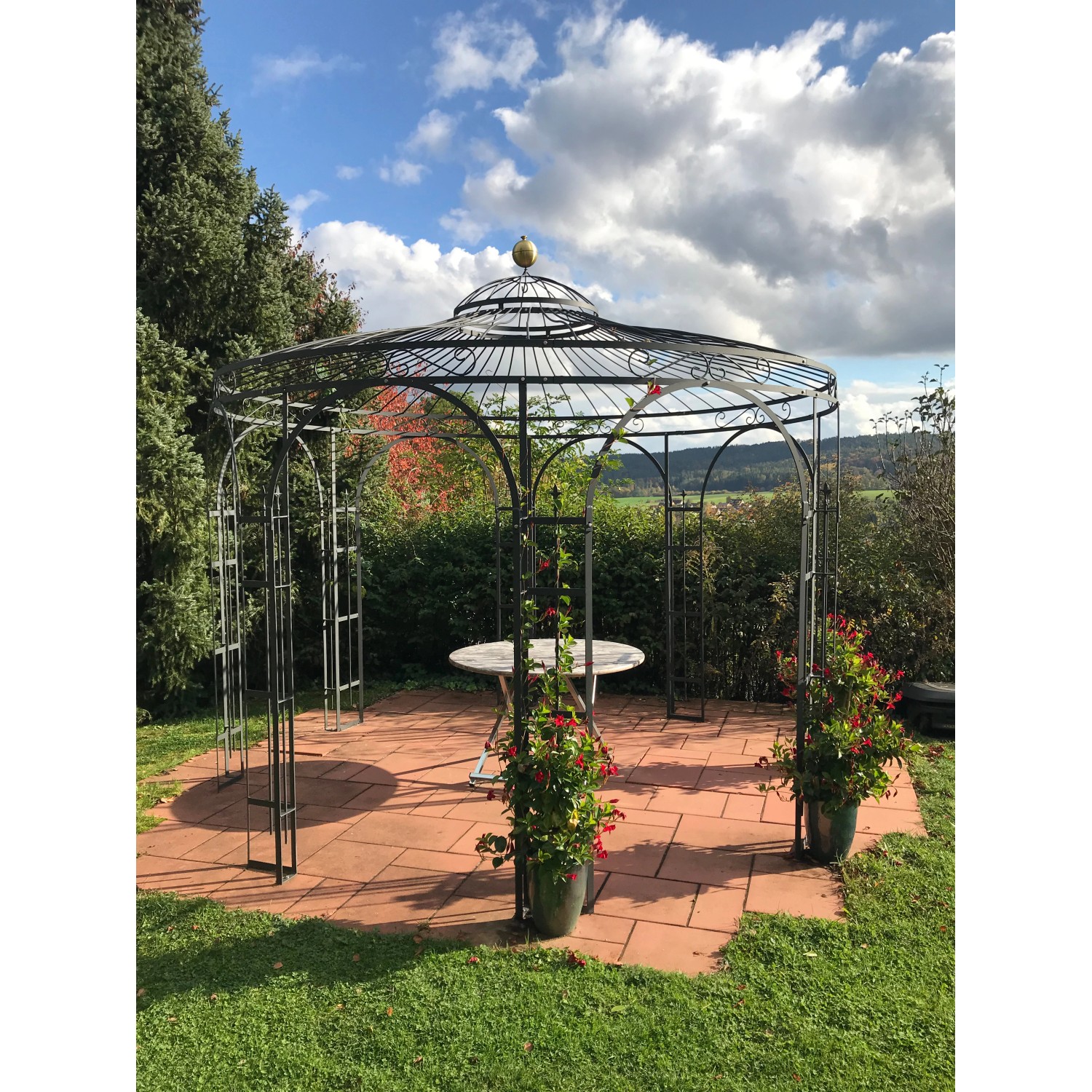 Schwarzer, pulverbeschichteter Eleo Pavillon Florenz aus Metall im Garten.