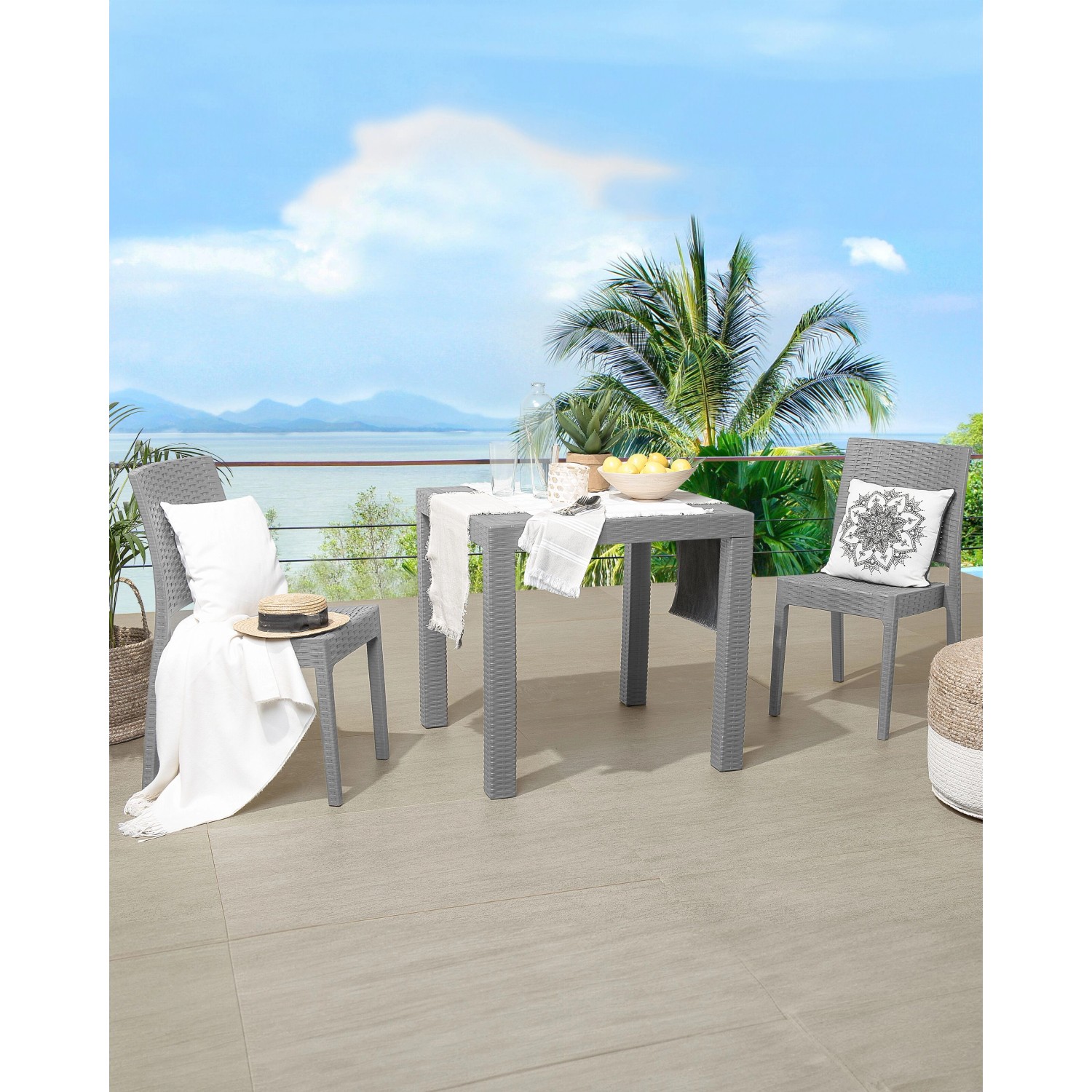 Grauer Beliani Gartenstuhl (47x60x89) aus Rattan-Optik mit Tisch auf einer Terrasse.