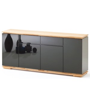 Schwarzes Hochglanz Sideboard Cindro mit Eichenholzplatte, 182x81x40 cm. Modernes Möbelstück für Wohnzimmer.