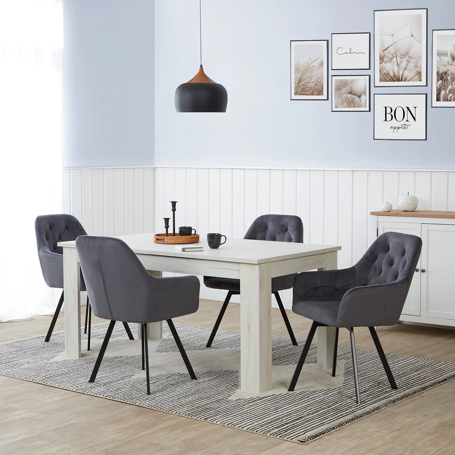 4er Set graue, drehbare Polsterstühle Homestyle4u mit schwarzen Metallfüßen am Esstisch.