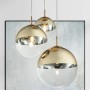 Goldfarbige Globo Pendelleuchte Varus mit fünf Glasschirmen als Eyecatcher.