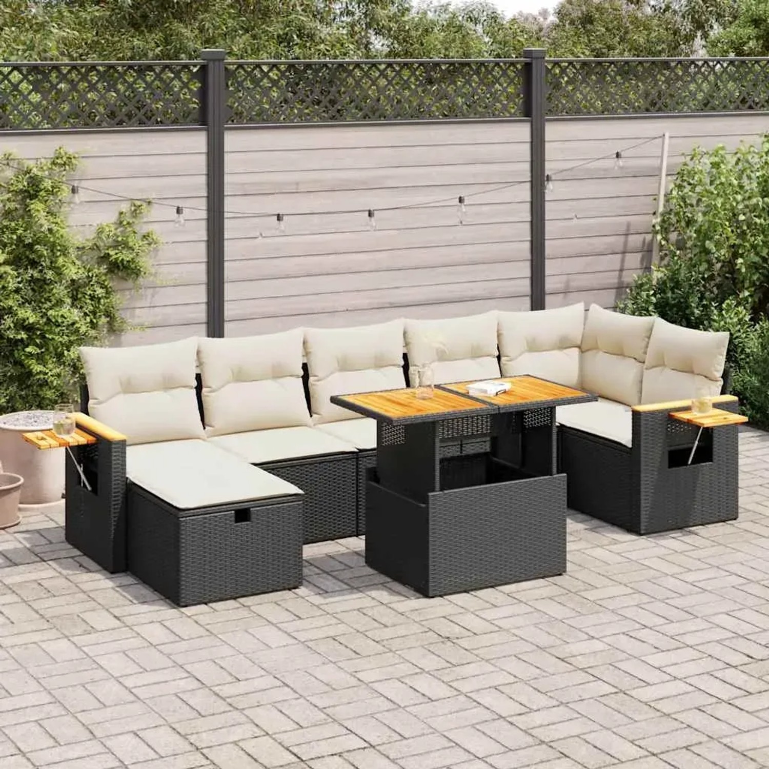 Schwarze 5-tlg. vidaXL Garten-Sofagarnitur aus Rattan mit hellen Kissen und Tisch mit Holzplatte.