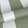 Vliestapete Sanders & Sanders mit breiten Streifen in Olivgrün und Weiß. Moderne, dekorative Tapete für stilvolle Wände.