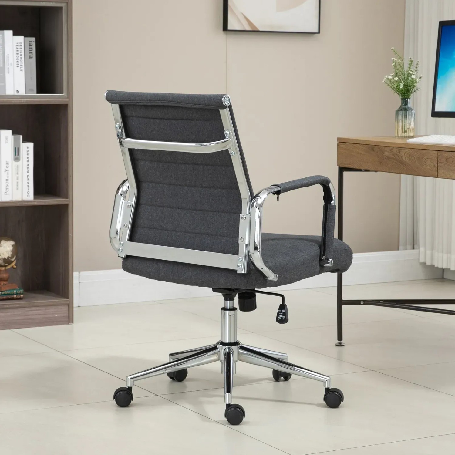 Dunkelgrauer Svita Bürostuhl Office Comfort mit niedriger Rückenlehne und Chromgestell.