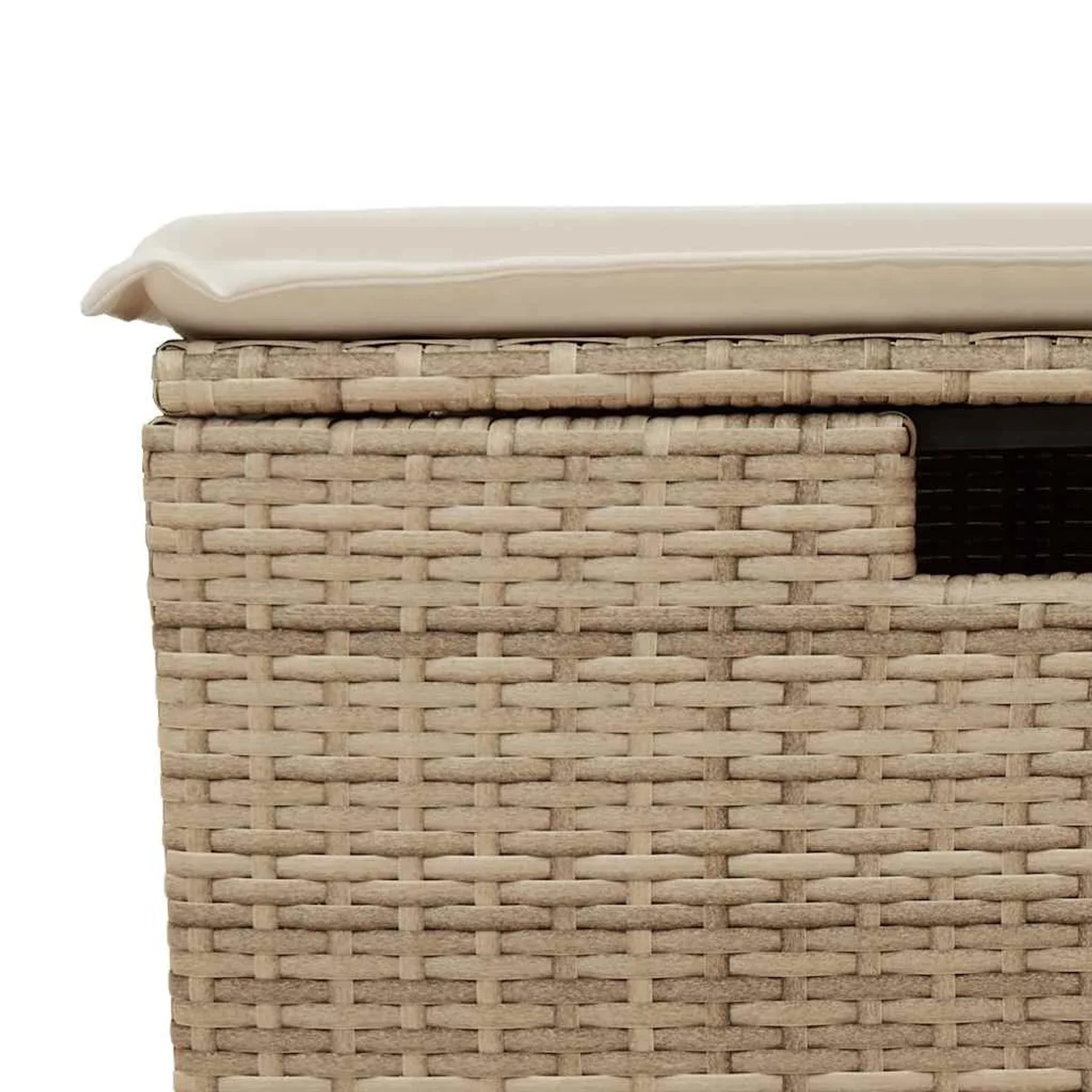 Detailansicht: Beige Garten-Sofagarnitur aus Poly Rattan mit cremefarbenem Kissen.