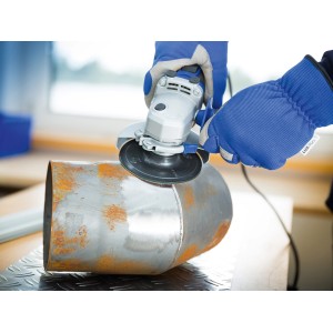 LUX Fiberscheibe im Einsatz: Winkelschleifer mit Schleifscheibe bearbeitet Metallrohr.