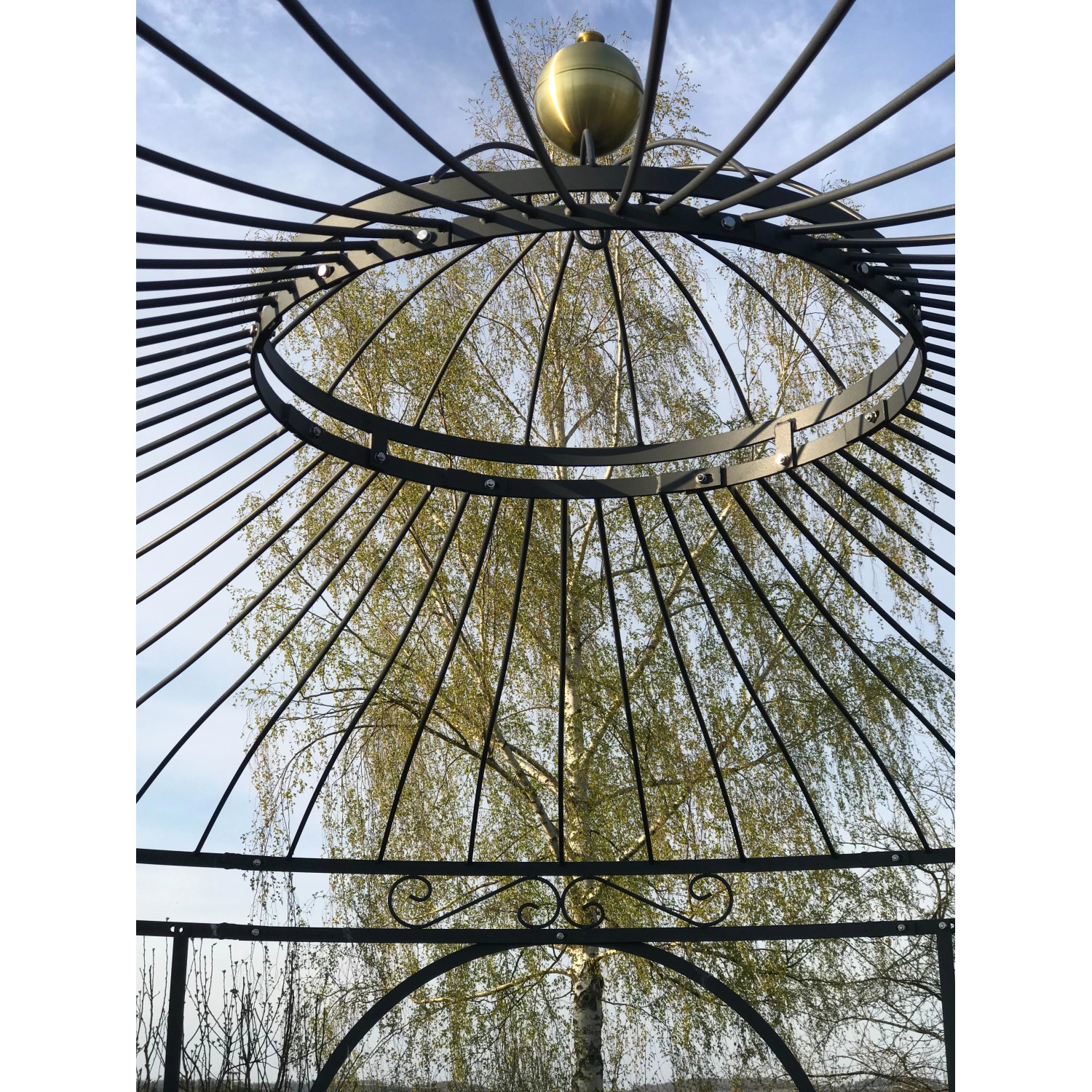 Detailansicht des schwarzen, pulverbeschichteten Eleo Pavillon Florenz aus Metall.