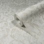 Weiße Marburg Vliestapete im Landhausstil mit floralem Muster, Rolle angeschnitten.