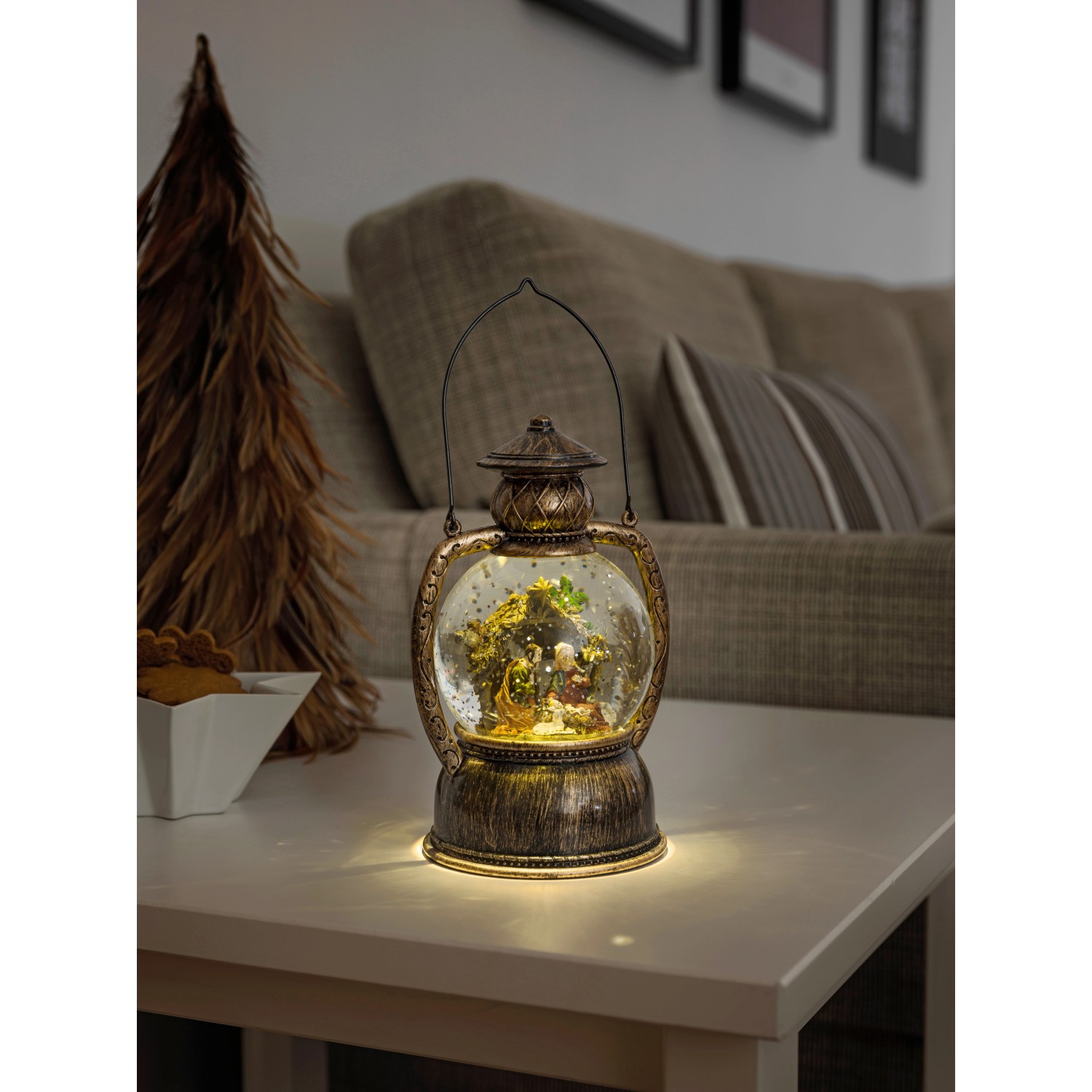 LED Kugellaterne mit Weihnachtskrippe, warmweiß leuchtend, für stimmungsvolle Weihnachtsdeko im Innenbereich.