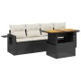 Schwarze 5-tlg. vidaXL Garten-Sofagarnitur aus Rattan mit cremeweißen Kissen und Tisch mit Holzplatte.