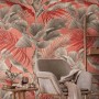 Fototapete Dschungelmotiv in Rosa, Lachsrot und Beige-Grau. Exotische Palmenblätter als Wanddeko.